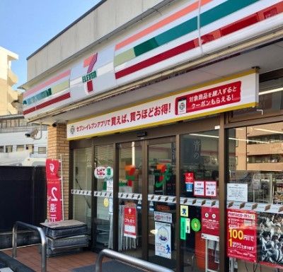 コンビニ　セブンイレブン新宿下落合駅北店（コンビニ）まで130m
