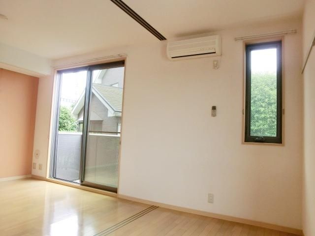 居室・リビング　明るいフローリングの綺麗なお部屋