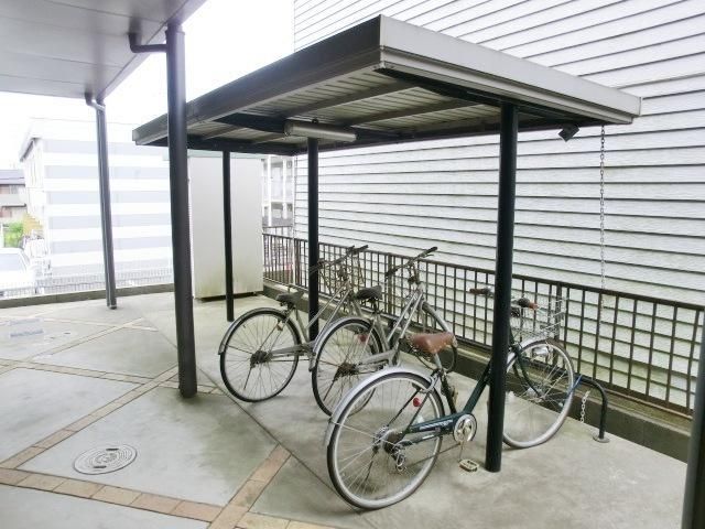 その他共有部分　屋根付き駐輪場あり