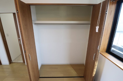 収納　※同建物の別のお部屋の写真です。