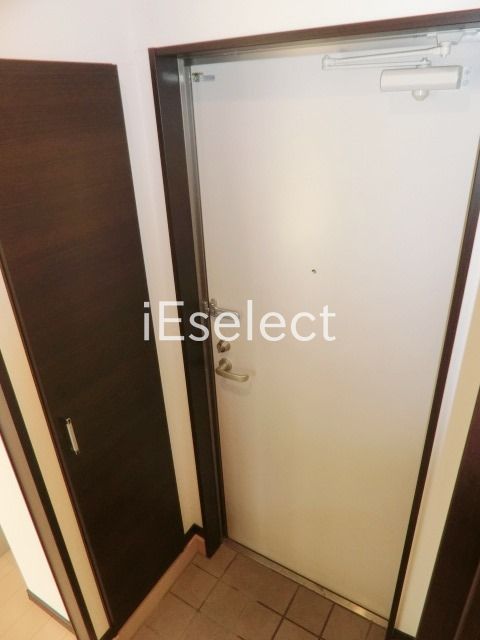 玄関　玄関にはトールタイプのシューズボックス。