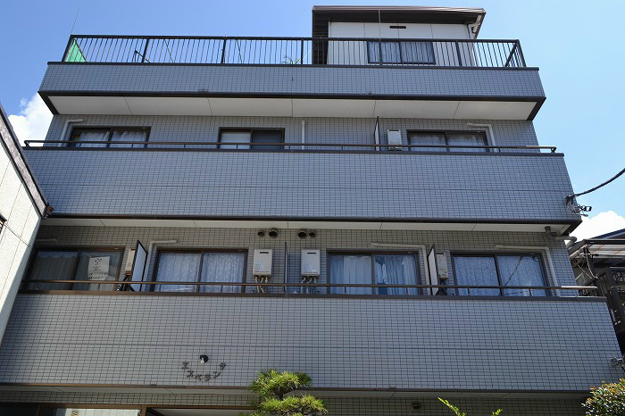 建物外観　タイル張り、綺麗な外観