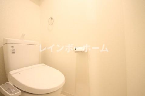 トイレ　落ち着いた色調のトイレです