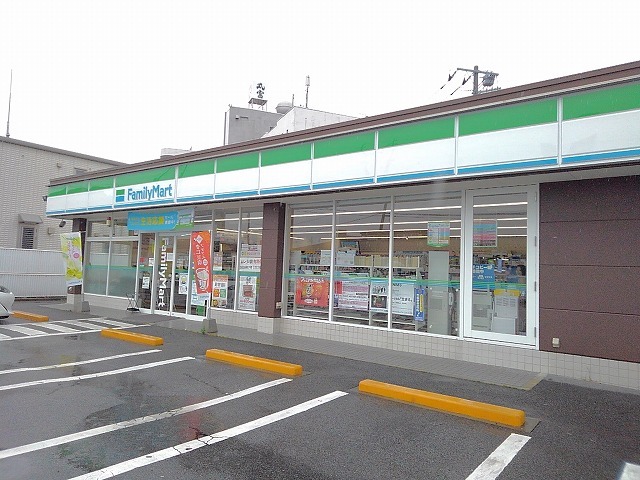 コンビニ　ファミリーマート昭和国母店（コンビニ）まで708m