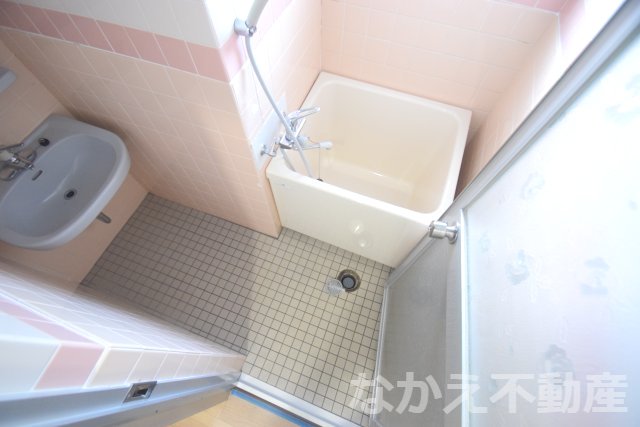 バス・シャワールーム　コンパクトで使いやすいお風呂です