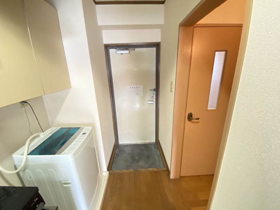 玄関　３畳のキッチンです