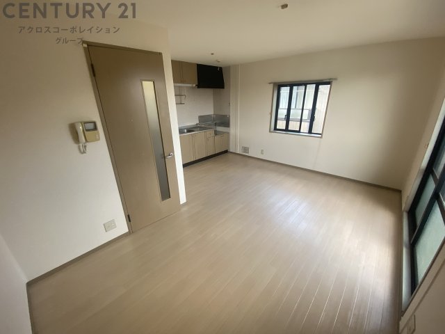 居室・リビング　出窓もついて明るいお部屋です。