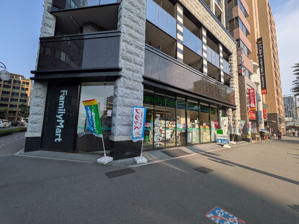 コンビニ　ファミリーマート 丸の内二丁目店（コンビニ）まで67m