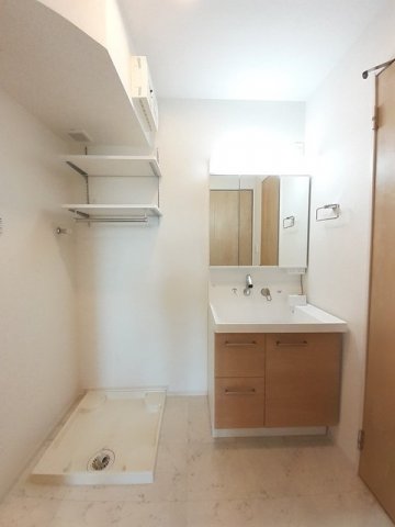 洗面設備　明るい洗面所です
