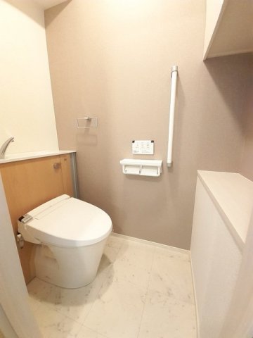 トイレ　落ち着いた色調のトイレです