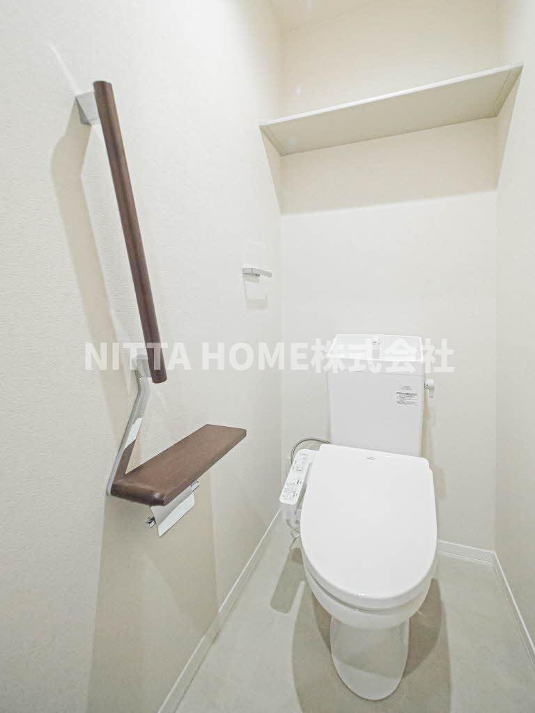 トイレ　上にはトイレットペーパーなどをストックできる棚がついています