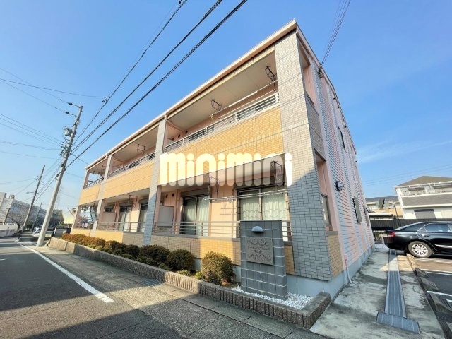 建物外観　ガーデニングで映える色合いです。