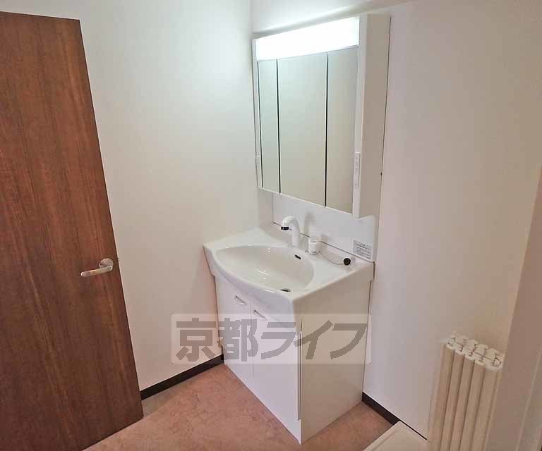 洗面設備　トイレスペースです