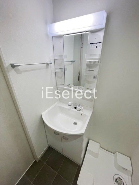 洗面設備　毎朝の準備に便利な独立洗面台です。