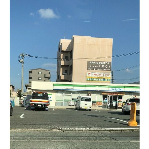 コンビニ　ファミリーマート（コンビニ）まで450m
