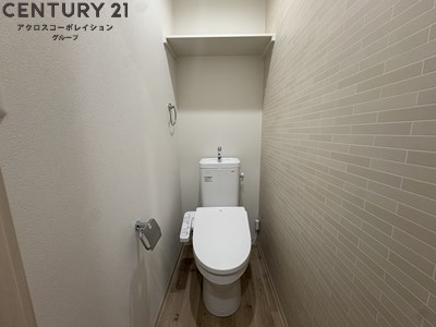 トイレ　収納棚あり・温水洗浄便座完備