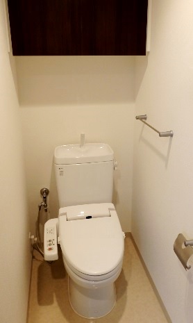 トイレ　※リノベーション前の内装です
