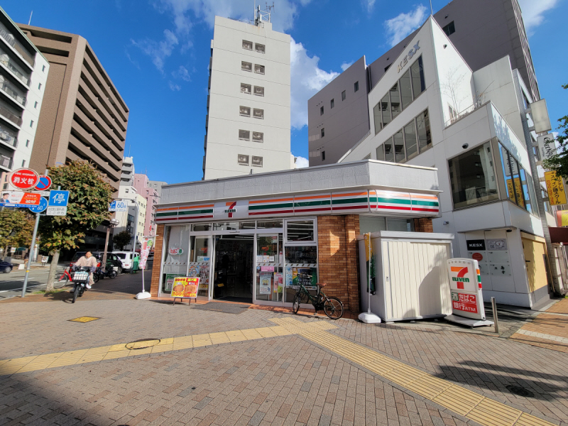 コンビニ　セブンイレブン（コンビニ）まで240m