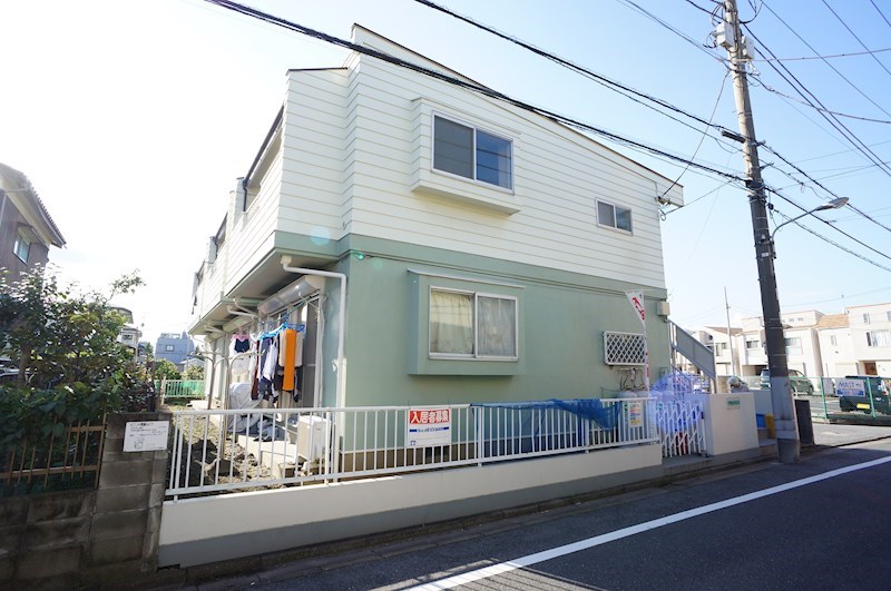 建物外観　閑静な住宅街！二階南東角部屋で日当たり、通風良好♪