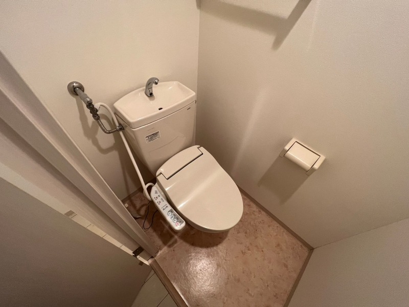 トイレ　こちらはトイレです。清潔感があり、安心して使用できます。