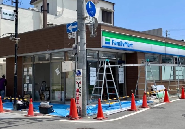 コンビニ　ファミリーマート諏訪ノ森駅前店（コンビニ）まで196m