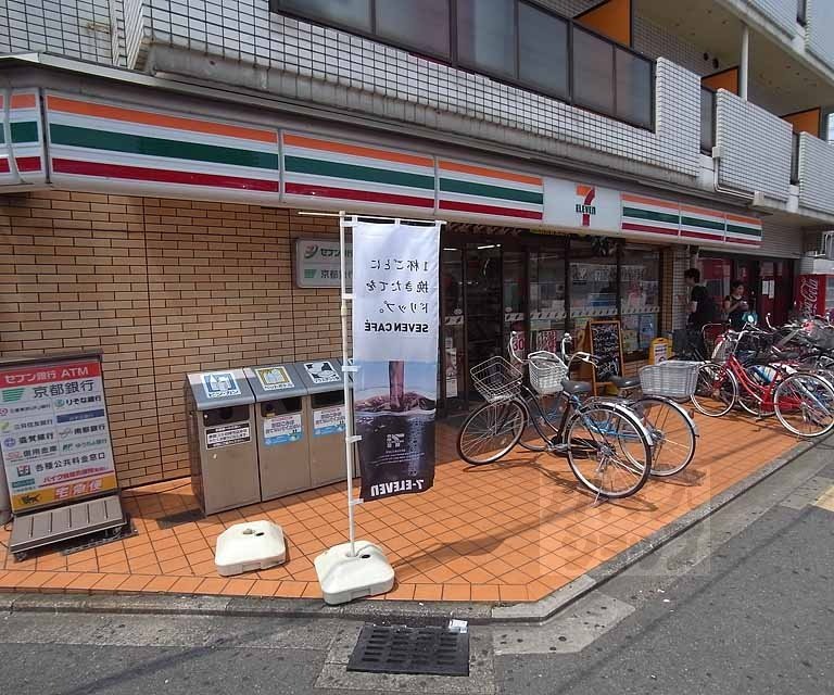 コンビニ　セブンイレブン西京極駅前店（コンビニ）まで180m