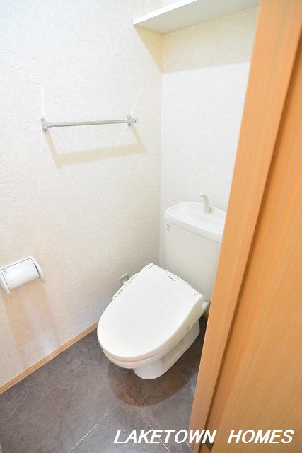 トイレ　上部に収納棚のある温水洗浄暖房便座付のトイレです。