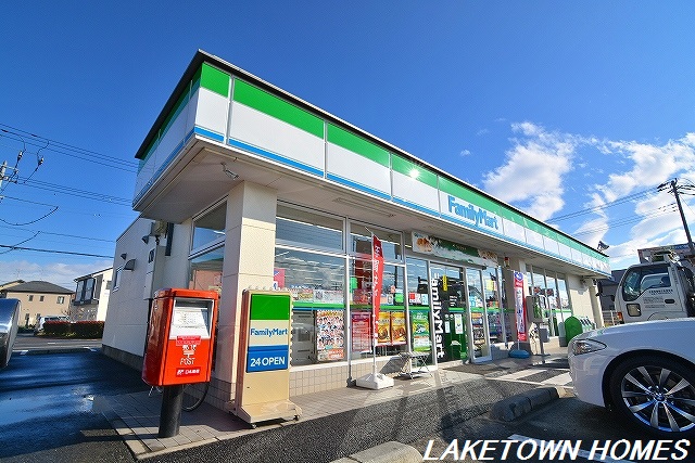 コンビニ　ファミリーマート吉川さくら店（コンビニ）まで370m