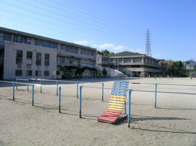 小学校　吹田市立佐竹台小学校（小学校）まで795m