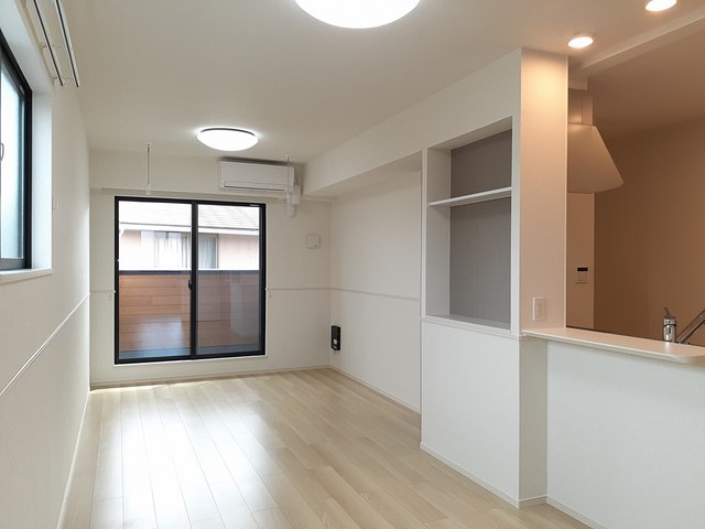 居室・リビング　角部屋の為　側面にも窓があり明るい室内です。