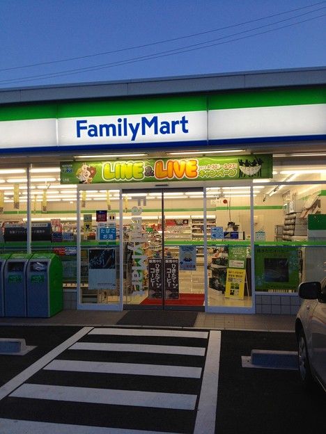 コンビニ　ファミリーマート中川江松店（コンビニ）まで689m