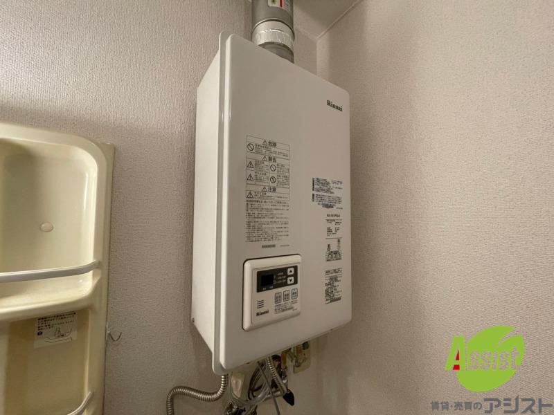 その他設備　給湯器はシンプルな作りで簡単に操作できそうです。