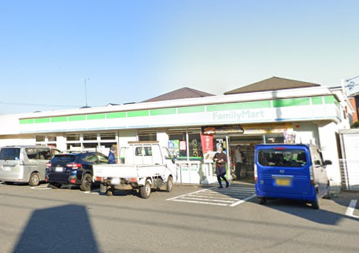 コンビニ　ファミリーマート（コンビニ）まで784m