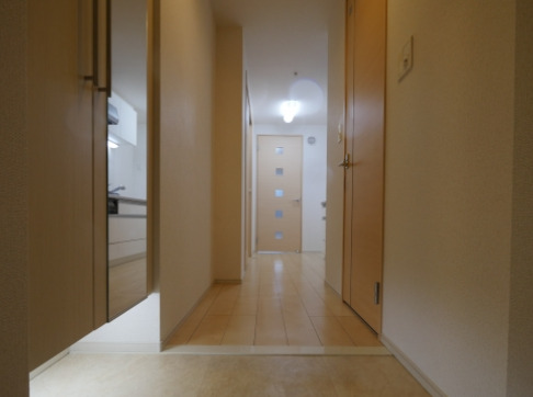 玄関　別部屋の画像を使用しております。