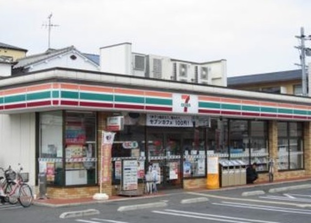 コンビニ　セブンイレブン（コンビニ）まで888m