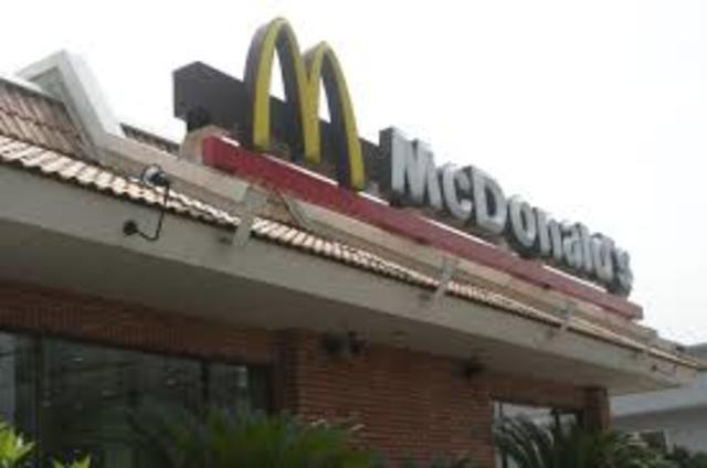 飲食店　マクドナルド百舌鳥店（飲食店）まで78m