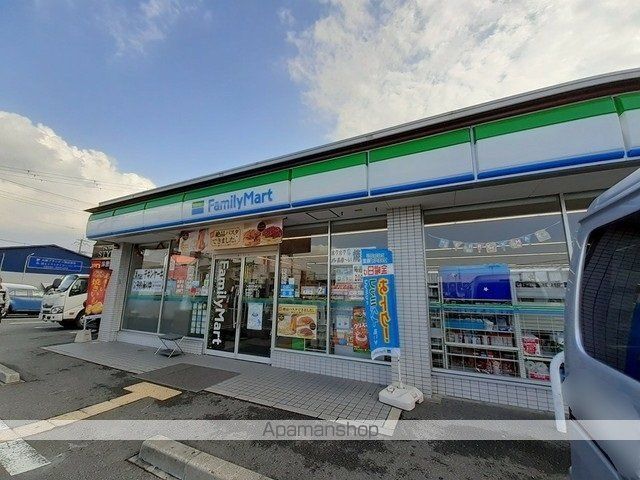 コンビニ　ファミリーマート様（コンビニ）まで215m