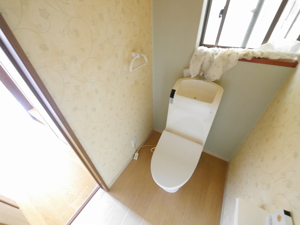 禅昌寺ガレージ・倉庫付戸建のトイレ写真