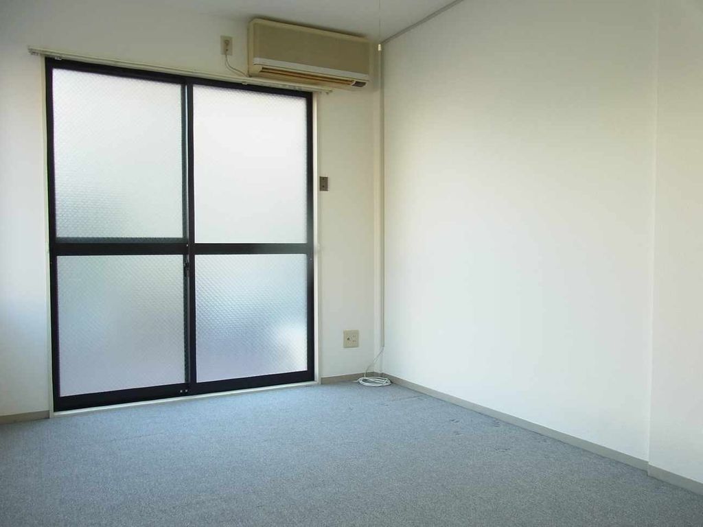 居室・リビング　写真は備品設置部屋です（冷蔵庫・洗濯機）