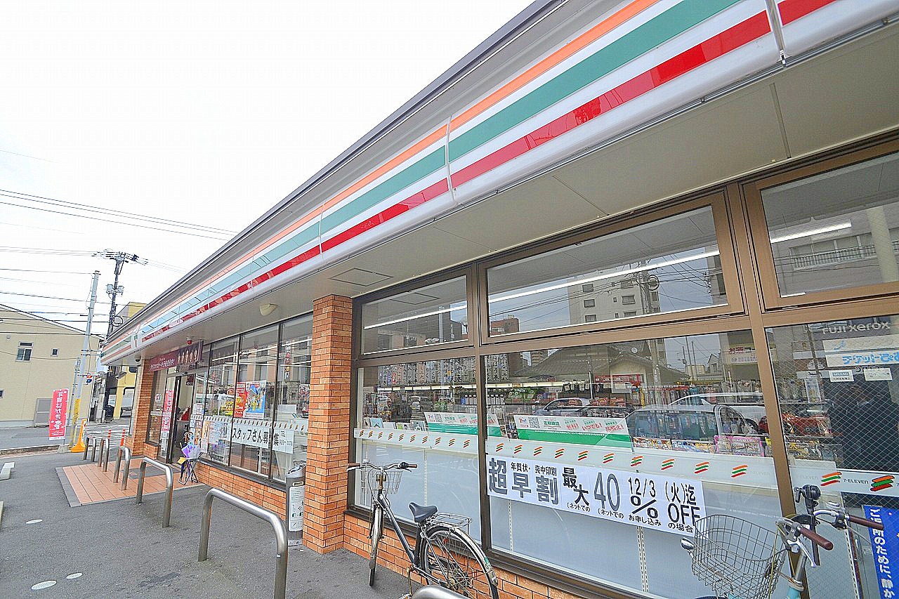 コンビニ　セブンイレブン広島五日市中央1丁目店（コンビニ）まで208m