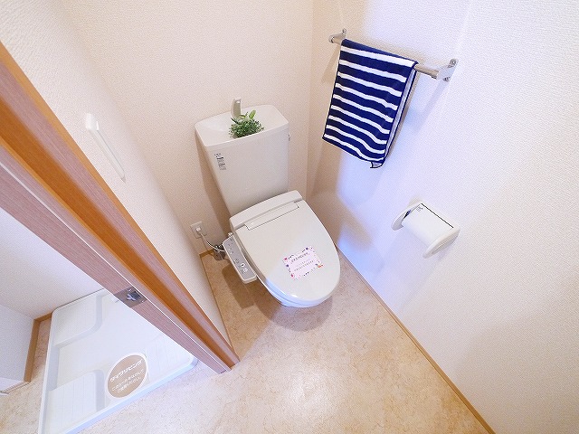 トイレ　落ち着いた色調のトイレです