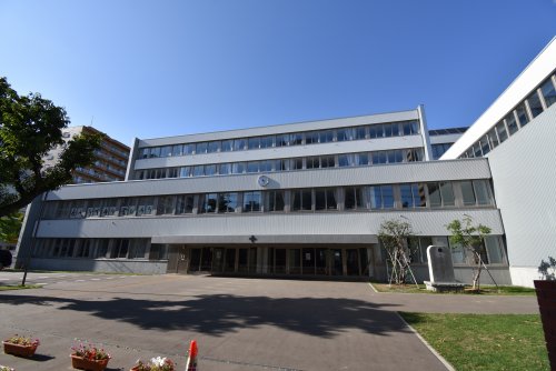 中学校　中央中学校（中学校）まで570m