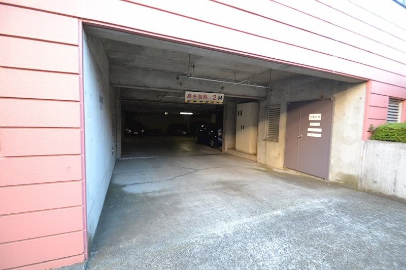 駐車場　地下駐車場で大切なお車も安心☆