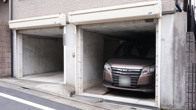 駐車場　敷地内に駐車場がありますが、まず空き確認してください。