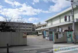 小学校　摂津市立鳥飼小学校（小学校）まで353m