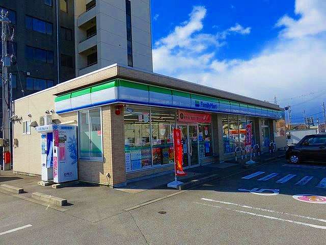 コンビニ　ファミリーマート砺波市役所前店（コンビニ）まで290m