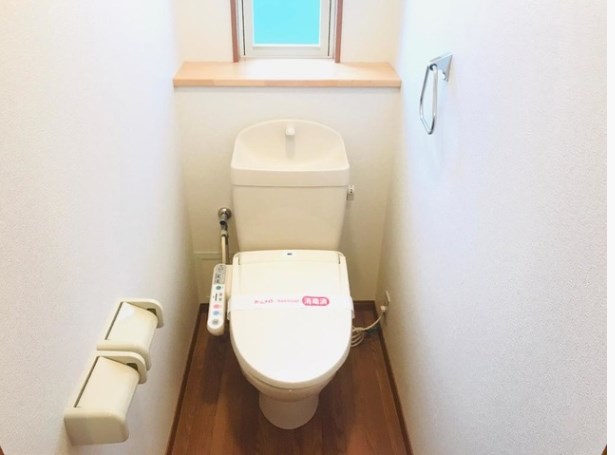 トイレ　落ち着いた色調のトイレです