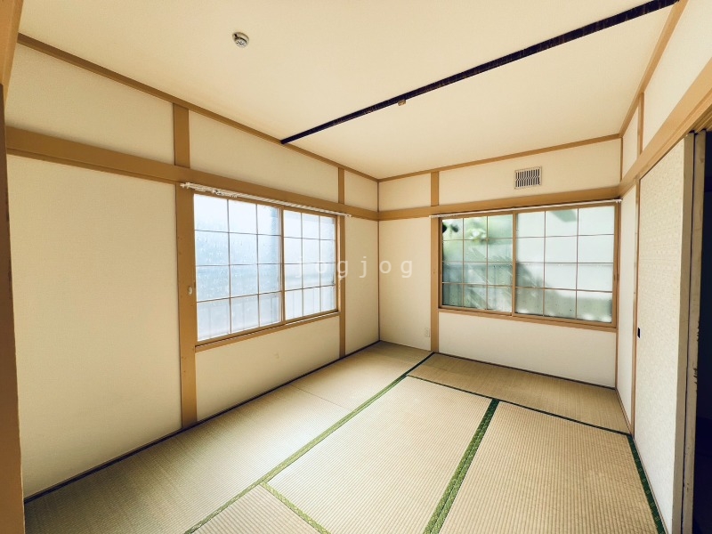その他部屋・スペース　窓から明るい光が差し込みます。