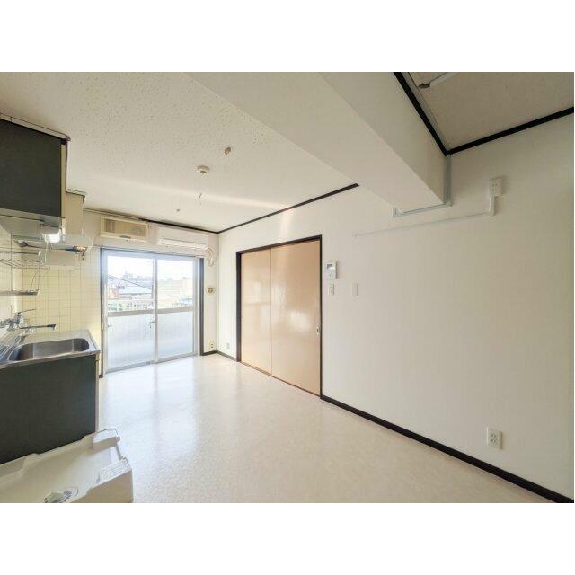 居室・リビング　退去前につき、別の部屋のお写真です。