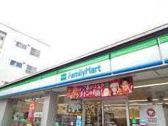 コンビニ　ファミリーマート足立綾瀬三丁目店（コンビニ）まで191m